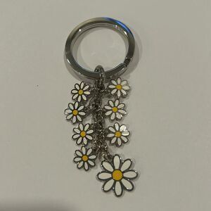 NWOT COACH Vintage White Daisy Flowers Enamel Purse Charm Keychain Fob